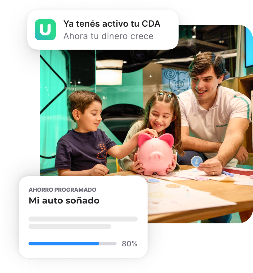 Colaborador de ueno bank enseña a una nena y un nene a meter monedas en una alcancía para ahorrar.