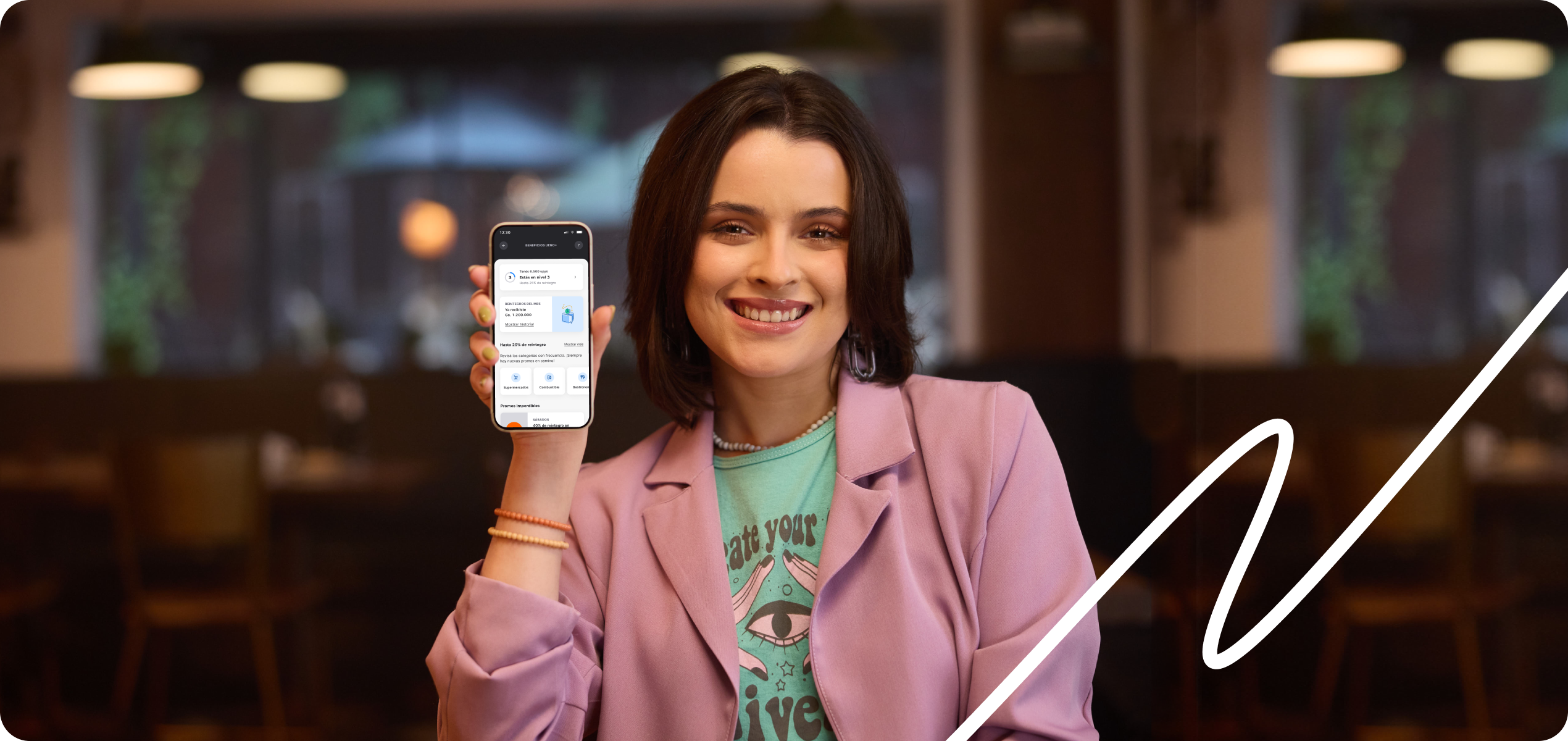 Mujer mostrando su aplicación ueno en beneficios ueno+