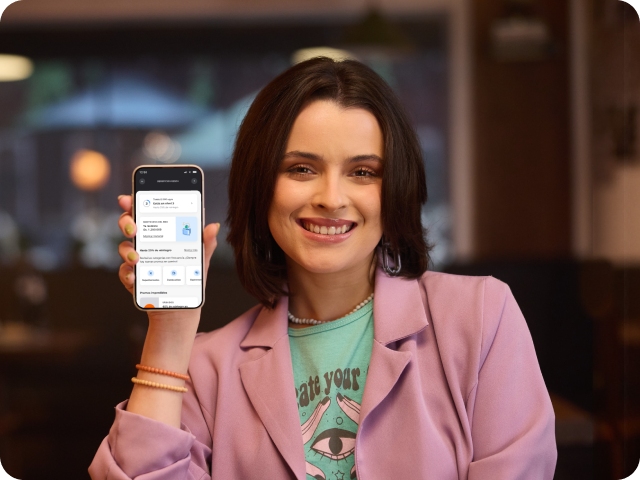 Mujer mostrando su aplicación ueno en beneficios ueno+