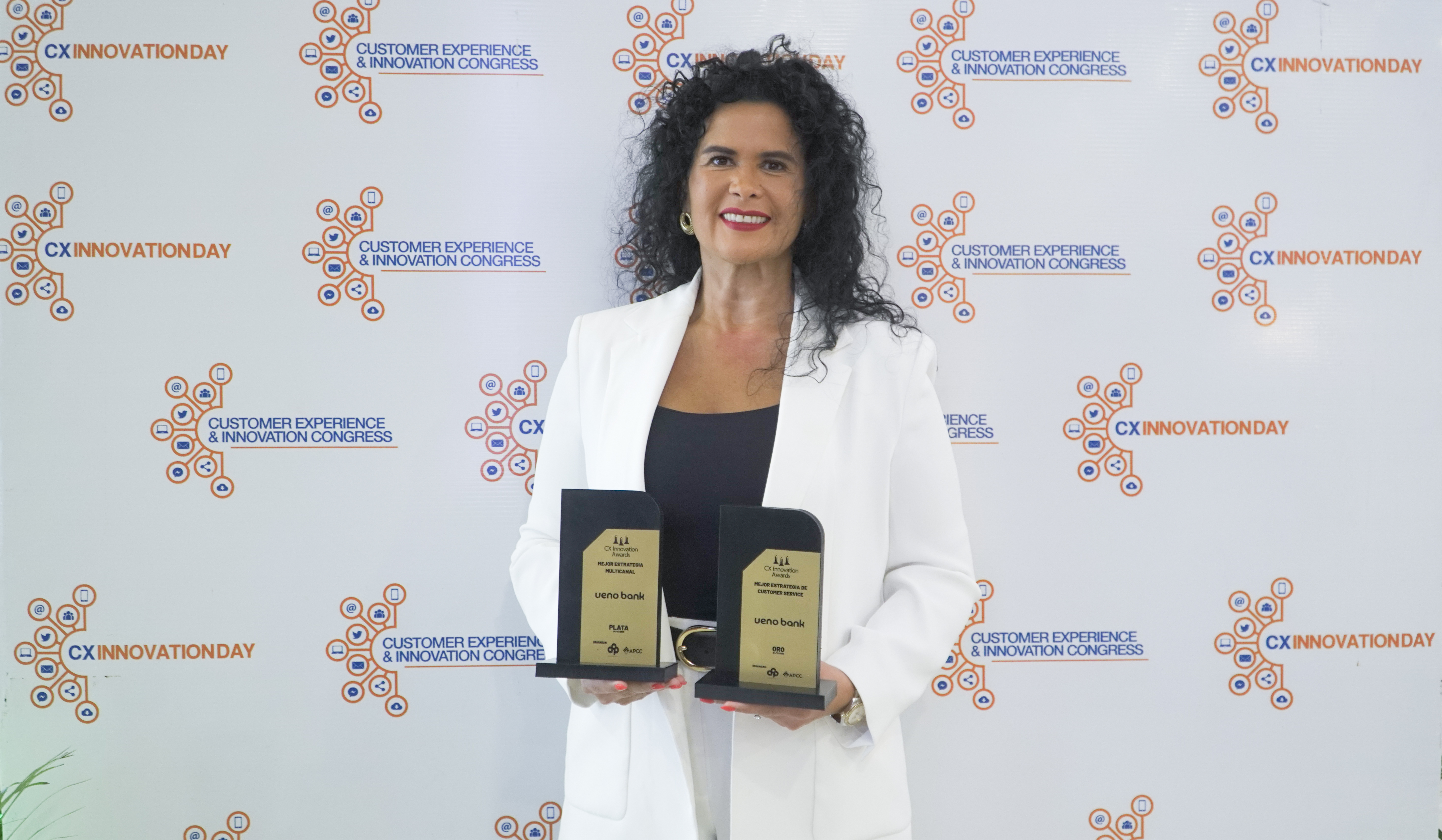 ueno bank se lleva el ORO por la Mejor Estrategia de Customer Service