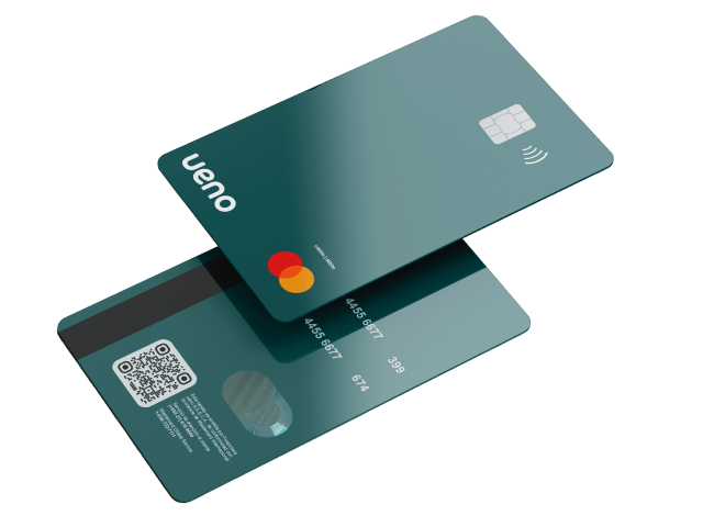 Tarjeta de crédito ueno verde oscuro, mostrando el chip y el código QR de seguridad antifraude en el reverso.